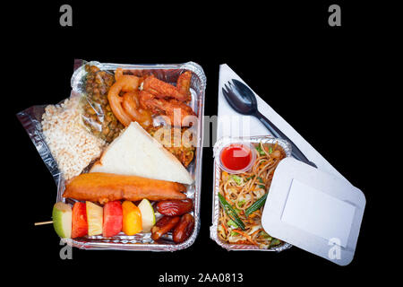 Il riscaldatore di generi alimentari un foglio di alluminio rettangolare parcella monouso box. Il Ramadan iftar take away consegna. 450ML contenitore lamina iftar scatole di alimentari. Vista superiore, fl Foto Stock