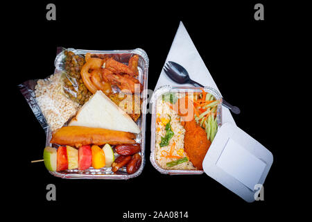 Il riscaldatore di generi alimentari un foglio di alluminio rettangolare parcella monouso box. Il Ramadan iftar take away consegna. 450ML contenitore lamina iftar scatole di alimentari. Vista superiore, fl Foto Stock