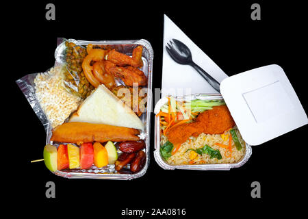 Il riscaldatore di generi alimentari un foglio di alluminio rettangolare parcella monouso box. Il Ramadan iftar take away consegna. 450ML contenitore lamina iftar scatole di alimentari. Vista superiore, fl Foto Stock