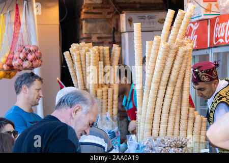 Istanbul, Turchia - Settembre-28.2019: turco tradizionale gelateria. Coni allineate in una fila. Foto Stock