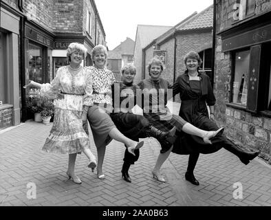 La modellazione delle donne per carità fashion show nello Yorkshire 1985 Foto Stock