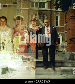 Esempio di vintage di un materiale fotografico doppia esposizione, dove un negativo viene accidentalmente esposta due volte, mostrando una sposa incrostato di taglio durante un matrimonio così come una coppia senior sui gradini di una chiesa, 1955. () Foto Stock