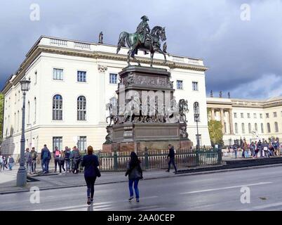 Scultura di Federico il Grande, (Friedrich des Grossen) statua equestre in bronzo, Unter den Linden, Berlino, Germania Foto Stock