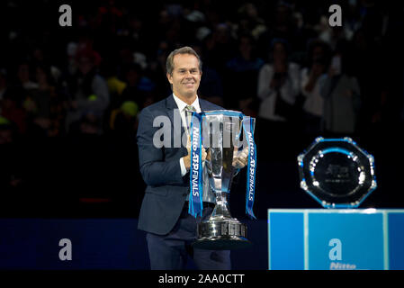 Londra, Regno Unito. 17 Nov, 2019. Ex numero svedese un giocatore di tennis Stefan Edberg porta fuori il trofeo durante il vs TSITSIPAS THIEM corrispondono all'Nitto ATP World Tour Finals Londra 8 giorno (finali) presso l'O2, Londra, Inghilterra il 17 novembre 2019. Foto di Andy Rowland. Credito: prime immagini multimediali/Alamy Live News Foto Stock