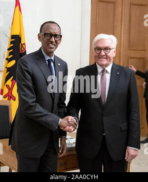 Berlino, Germania. Xviii Nov, 2019. Il Presidente federale Frank-Walter Steinmeier accoglie il Presidente Paul Kagame, Presidente del Ruanda, come uno dei capi di Stato e di governo africani, per una cena presso il 'compatto con l'Africa" Conferenza nel castello di Bellevue. Credito: Bernd von Jutrczenka/dpa/Alamy Live News Foto Stock