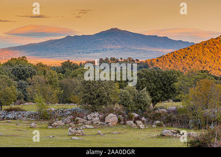 Paesaggio ultimi raggi di sole del pomeriggio sulle montagne della Sierra de Guadarrama. Madrid Spagna. Foto Stock