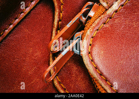 Dettaglio di una vecchia borsa di pelle vicino a valigetta fino Foto Stock