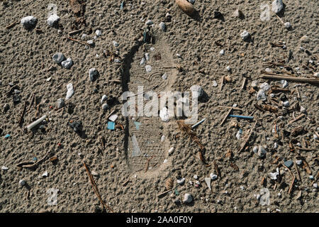 Micro di plastica costa del mare l'inquinamento,impronta umana,pianeta ecosistema concetto problema Foto Stock