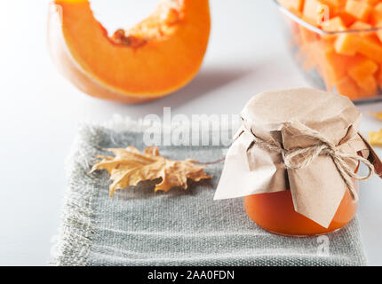 In casa marmellata di zucca in vasetti di vetro sul tavolo. Conservazione di autunno. Orizzontale con il fuoco selettivo. Foto Stock