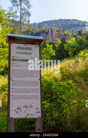 Una delle attrattive geologiche di Segonzano si trovano piramidi. Questi "piramidi" sono in realtà rimane di gres pilastri che non sono colpite da erosi Foto Stock