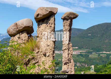 Una delle attrattive geologiche di Segonzano si trovano piramidi. Questi "piramidi" sono in realtà rimane di gres pilastri che non sono colpite da erosi Foto Stock