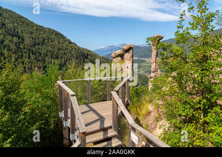 Una delle attrattive geologiche di Segonzano si trovano piramidi. Questi "piramidi" sono in realtà rimane di gres pilastri che non sono colpite da erosi Foto Stock