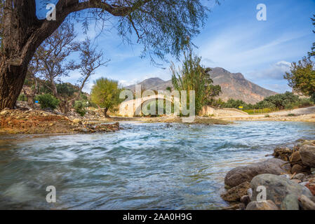 Panorama del fiume kourtaliotis e un arco in pietra ponte di Preveli, Creta, Grecia Foto Stock