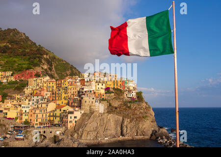 Bandiera Italiana nel villaggio di Manarola nelle Cinque Terre, Foto Stock