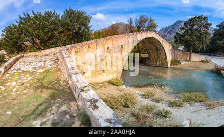 Panorama del fiume kourtaliotis e un arco in pietra ponte di Preveli, Creta, Grecia Foto Stock