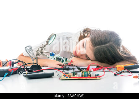 Donna tecnico elettronico dormendo, affaticati e stanchi Foto Stock