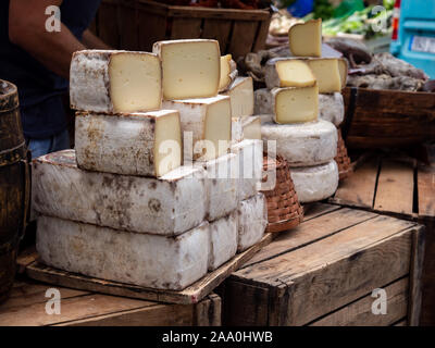 Formaggio in strada del mercato di Arles, Francia Foto Stock