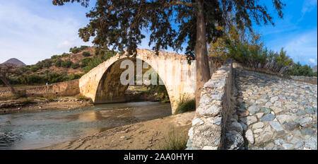 Panorama del fiume kourtaliotis e un arco in pietra ponte di Preveli, Creta, Grecia Foto Stock