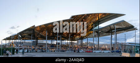 Barcellona, Spagna - 15 Nov 2019: vista panoramica del Mercat dels Encants (o Mercado de glorie) street market. Foto Stock