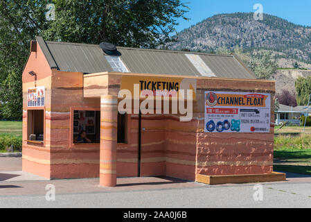 2 settembre 2019 - Penticton, British Columbia, Canada: ticketing e concessione edilizia per il Coyote Crociere galleggiante di canale, un servizio di navetta Foto Stock