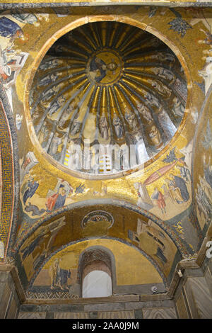 Un mosaico di Cristo Pantocratore nel sud cupola del nartece interno della Chiesa di Chora nel Edirnekapi quartiere di Istanbul, noto anche come t Foto Stock