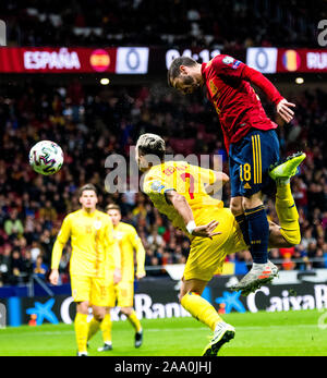 Madrid, Spagna. Xviii Nov, 2019. Jose Luis Gaya (difensore, Spagna) colpisce la palla con il capo coperto da Romario Benzar (Romania) durante la partita di calcio di UEFA EURO 2020 qualifica tra la Spagna e la Romania a Wanda Metropolitano Stadium il 18 novembre 2019 a Madrid, Spagna. Credito: David Gato/Alamy Live News Foto Stock