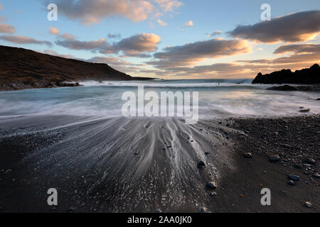 Onda di semina sulla spiaggia nera di sabbia vulcanica El Golfo, Lanzarote Foto Stock