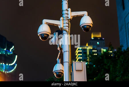 Chongqing Cina - Luglio 22, 2019: sorveglianza telecamera TVCC sulla strada di una visione comune a Chongqing, la città con il più grande numero di telecamere in ch Foto Stock