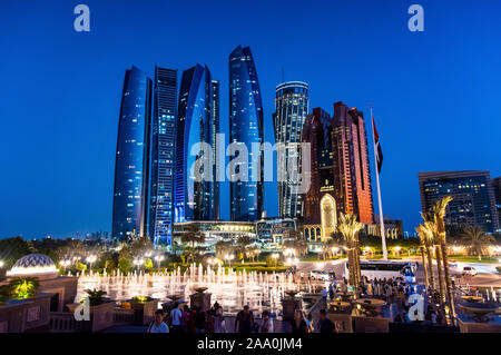 Abu Dhabi, Emirati Arabi Uniti - 1 Novembre 2019: Etihad towers grattacieli al centro di Abu Dhabi negli Emirati arabi uniti Foto Stock