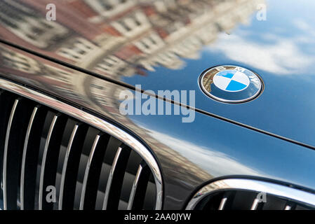 Primo piano del badge e della griglia di una vettura di lusso BMW a West London Foto Stock