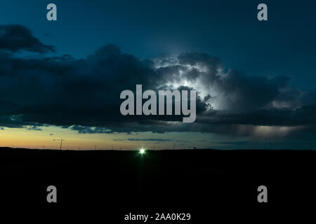 Alta in base temporale sulle pianure del Nord Dakota è illuminato da un fulmine durante il crepuscolo ora Foto Stock