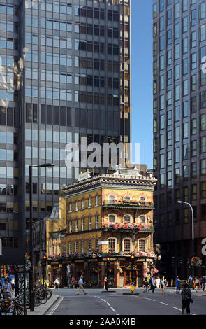 L'Albert Pub, una storica casa pubblica vittoriana a Victoria, nel centro di Londra, circondato da moderne torri di vetro, che illustrano il contrasto di Foto Stock