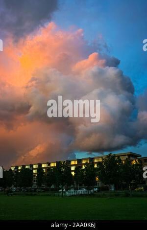 A rotating corkscrewed updraft of a supercell thunderstorm. Foto Stock