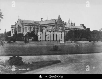 Fotografia in bianco e nero dell'edificio originale dell'Università di Melbourne a Melbourne, ora conosciuto come il vecchio Quad, Melbourne, Australia, dal fotografo Frank Coxhead, 1885. Dalla Biblioteca Pubblica di New York. () Foto Stock