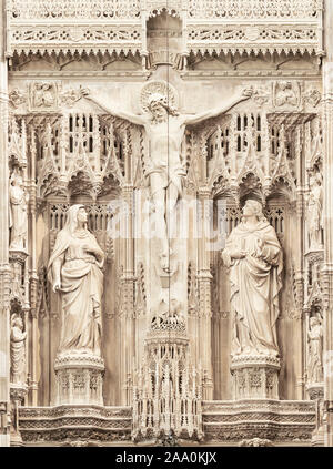 La crocifissione di Gesù Cristo scolpito in pietra sul reredos dietro l altare in inglese cattedrale medievale a Winchester, Inghilterra. Foto Stock