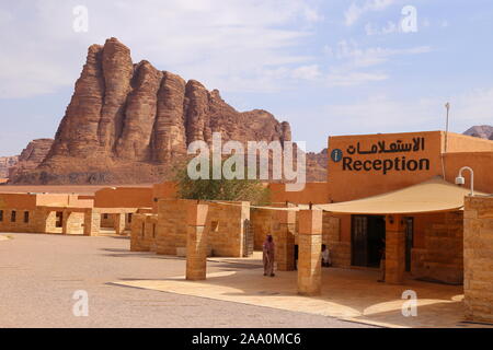 Centro visitatori e Jabal Al Mazmar (aka sette pilastri della Sapienza), Wadi Rum Area Protetta, Governatorato di Aqaba, Giordania, Medio Oriente Foto Stock