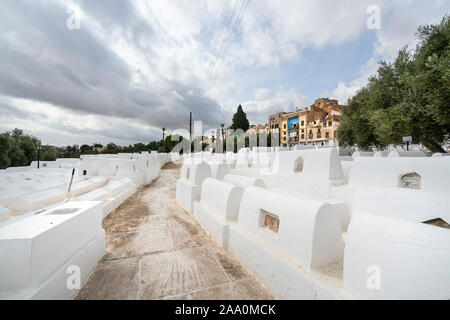 Fez, in Marocco. Il 9 novembre 2019. Il bianco tombe nel cimitero ebraico Foto Stock