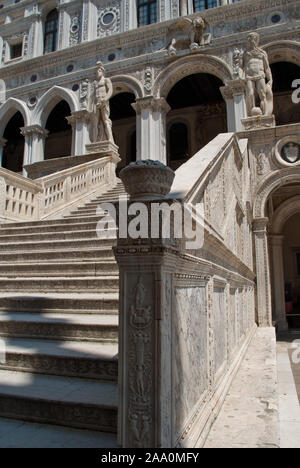 Venezia, Italia: Palazzo Ducale cortile, Scalinata dei Giganti. Le statue di Marte e Nettuno a guardia della parte superiore della scala Foto Stock