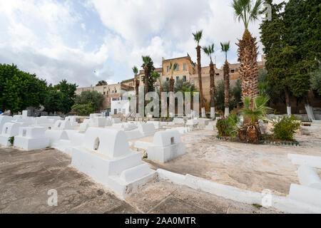 Fez, in Marocco. Il 9 novembre 2019. Il bianco tombe nel cimitero ebraico Foto Stock