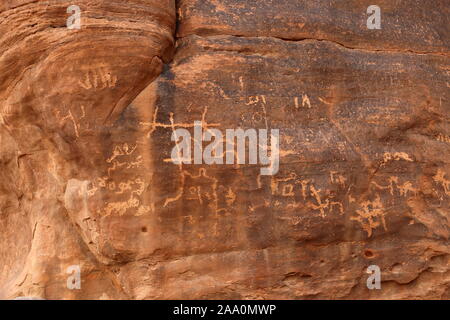 Petroglifi Hismaic (Thamudic E), Ain Abu Aineh, Area Protetta Wadi Rum, Governatorato Di Aqaba, Giordania, Medio Oriente Foto Stock