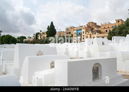 Fez, in Marocco. Il 9 novembre 2019. Il bianco tombe nel cimitero ebraico Foto Stock