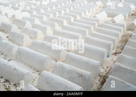 Fez, in Marocco. Il 9 novembre 2019. Il bianco tombe nel cimitero ebraico Foto Stock