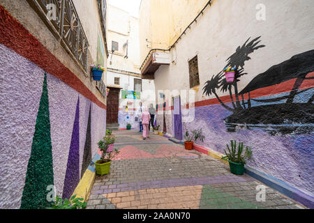 Fez, in Marocco. Il 9 novembre 2019. Le pareti colorate di vecchie case nel vecchio quartiere ebraico Foto Stock