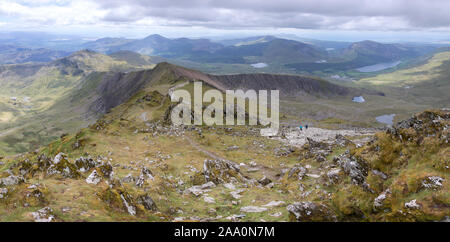 In prossimità del vertice di Snowdon guardando verso il basso sulla Rhyd-percorso di DDU Foto Stock