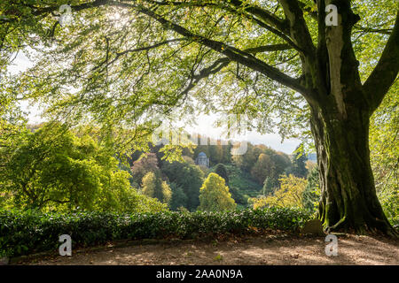 Vista del tempio di Apollo da un punto di vista vantaggioso a giardini Stourhead nel Wiltshire. Foto Stock