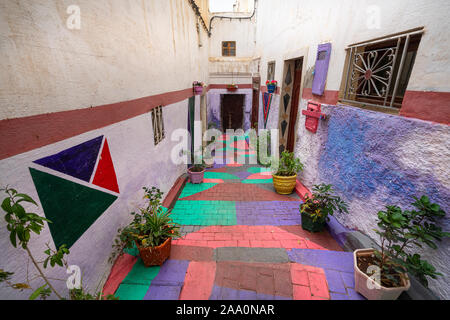 Fez, in Marocco. Il 9 novembre 2019. Le pareti colorate di vecchie case nel vecchio quartiere ebraico Foto Stock