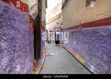 Fez, in Marocco. Il 9 novembre 2019. donne passeggiando per le strade strette del vecchio quartiere ebraico Foto Stock