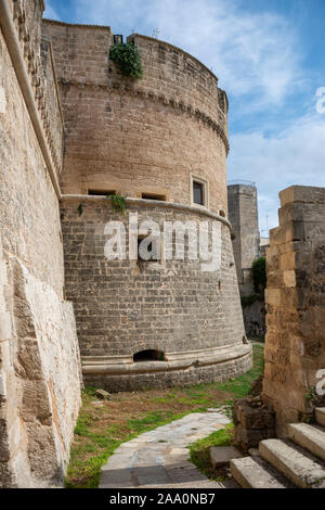 Pareti esterne e la torre vista dal fossato del Castello de' Monti a Corigliano d'Otranto in Puglia (Puglia) nel Sud Italia