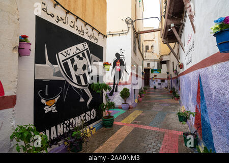 Fez, in Marocco. Il 9 novembre 2019. Le pareti colorate di vecchie case nel vecchio quartiere ebraico Foto Stock