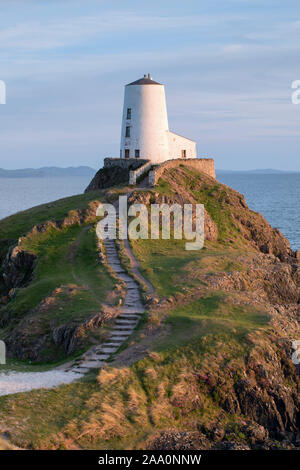 Llanddwyn Island Lighthouse, Anglesey, Galles del Nord, Regno Unito Foto Stock